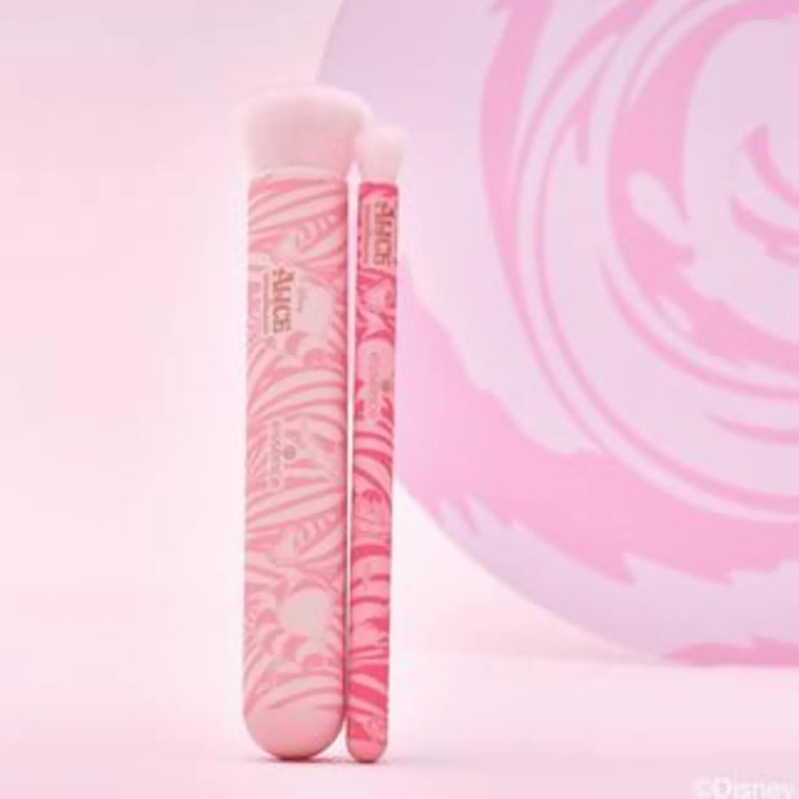 essence Disney Alice in Wonderland Eyeshadow Blender Brush 01 You're My Cup Of Tea